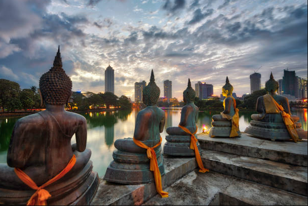 Gangaramaya Temple statues facing to the Beire lake