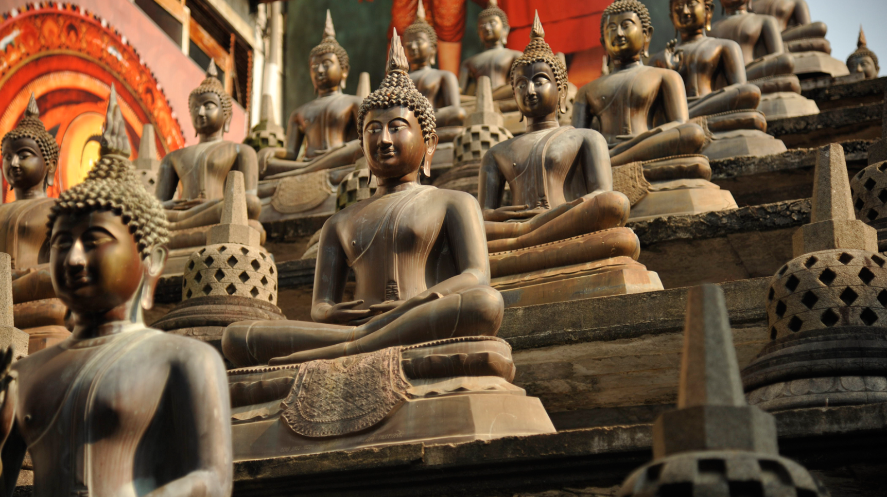 Gangaramaya Temple statues